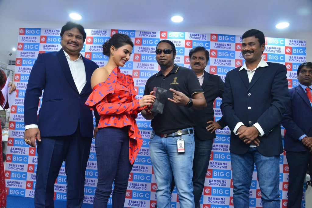 Samantha Launches Samsung S10e Mobile at Big C